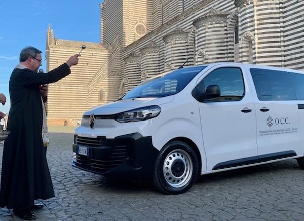 Ampia partecipazione alla Passeggiata della Salute. Benedetto il nuovo pulmino per il trasporto dei pazienti oncologici